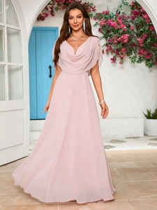 Dettaglio dell'elegante abito da sera in chiffon rosa con scollo a V e drappeggio fine