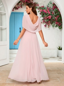 Elegante abito lungo in chiffon rosa chiaro con profondo scollo a V e design a mantella