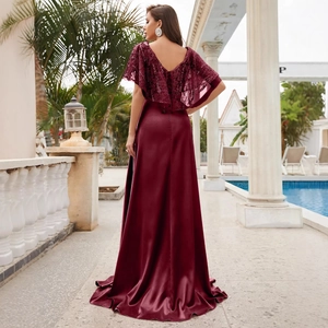 Elegante abito da sera in raso bordeaux con scialle in pizzo di paillettes e strascico