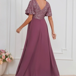 Elegante abito da sera viola scuro con corpino di paillettes e gonna in chiffon