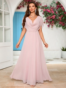 Dettaglio dell'elegante scollo a V e del tessuto in chiffon rosa chiaro su un abito da sera