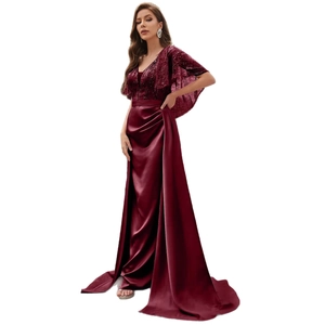 Elegante abito da sera rosso vino con corpetto in pizzo paillettato e strascico in raso