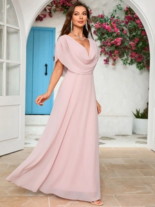 Dettaglio dell'elegante abito lungo in chiffon rosa chiaro con raffinato scollo a cappuccio
