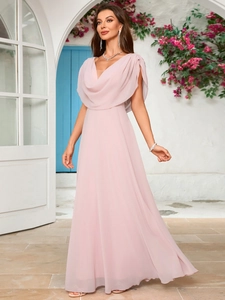 Dettaglio elegante abito da sera in chiffon rosa con scollo a V e maniche a mantella