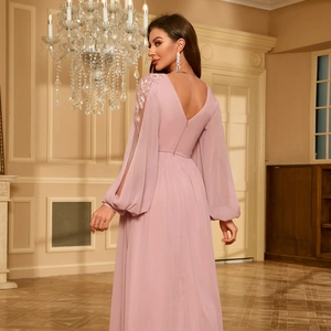 Robe de soirée élégante en mousseline rose poudré avec col en V et manches bouffantes