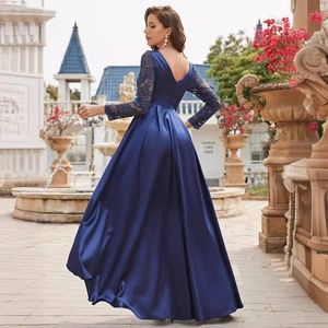 Robe de soirée élégante en satin bleu marine avec manches en dentelle et jupe plissée