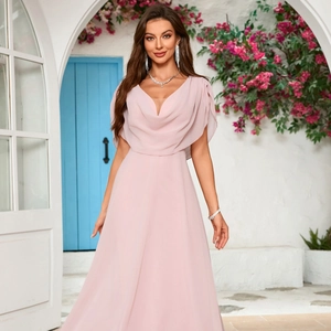 Elegante abito da sera rosa in chiffon con scollo a V e gonna ampia e fluida