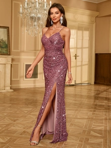 Détail des paillettes violettes et de la fente haute sur une robe de soirée ajustée