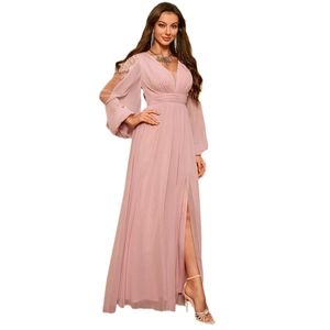 Robe de soirée élégante en mousseline rose poudré avec col en V et manches lanternes