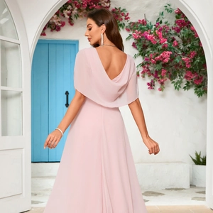 Elegante abito lungo in chiffon rosa chiaro con scollo a V e silhouette a trapezio fluida