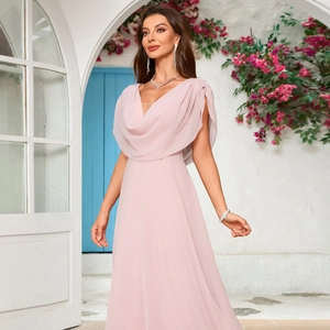 Abito da sera lungo in chiffon rosa chiaro con scollo a V e vita fluida svasata