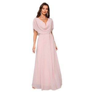 Elegante abito lungo in chiffon rosa con scollo a cappuccio e dettaglio mantella trasparente