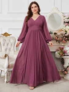 Elegante abito lungo in chiffon prugna con scollo a V, dettagli plissettati e maniche lunghe