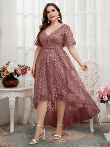 Elegante abito in pizzo rosa antico con scollo a V, ricami e orlo asimmetrico alto