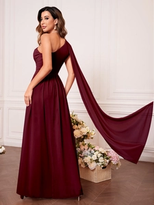 Vue détaillée de l'élégante robe de soirée en satin bordeaux avec cape à l'épaule unique