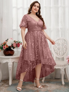 Elegante abito da sera in tulle ricamato con scollo a V e orlo asimmetrico in malva
