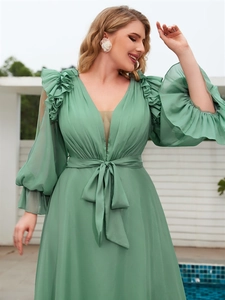 Elegantes hellgrünes Chiffonkleid mit V-Ausschnitt, Laternenärmeln und Taillenband