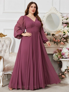 Elegante abito lungo in chiffon viola intenso con scollo a V, pieghe e maniche a lanterna
