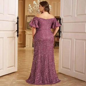 Elegante abito da sera viola con paillettes, spalle scoperte e maniche con volant