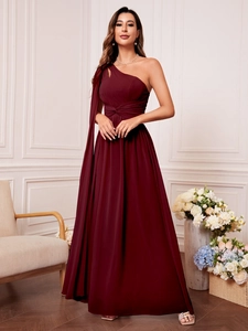 Détail de la robe de soirée bordeaux à une épaule avec pompon et taille plissée élégante