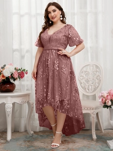 Elegante abito da sera taglie forti con scollo a V, pizzo e orlo asimmetrico alto
