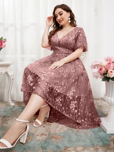 Dettaglio dell'elegante abito da sera in tulle con scollo a V e ricami floreali