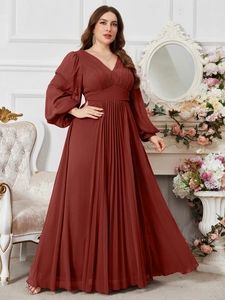 Dettaglio di un elegante abito lungo in chiffon a pieghe con scollo a V e maniche a sbuffo