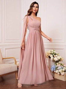 Détail d'une élégante robe longue à une épaule en mousseline avec taille nouée et manche longue
