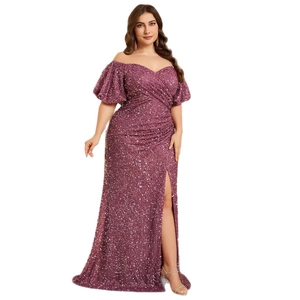 Elegante abito da sera in paillettes viola scuro con spalle scoperte e spacco alto laterale