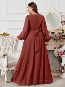 Dettaglio del fiocco sulla schiena e maniche a lanterna su abito in chiffon terracotta