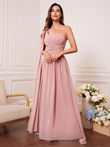 Robe de soirée élégante à une épaule en mousseline rose avec drapé à la taille et long ruban
