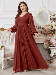 Dettaglio dell'abito in chiffon con scollo a V, maniche a palloncino e vita plissettata
