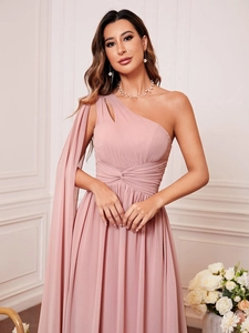 Détail d'une élégante robe de soirée en mousseline à une épaule avec drapé et plissé