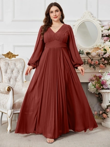 Dettaglio della trama a pieghe e dello scollo a V di questo elegante abito rosso bordeaux