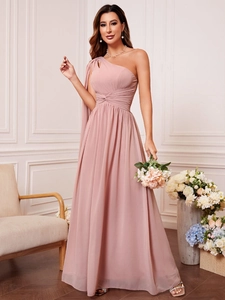 Détail d'une robe de soirée élégante à une épaule en mousseline avec taille plissée