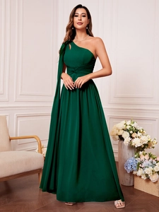 Vue détaillée d'une robe de soirée asymétrique vert foncé avec une élégante écharpe fluide
