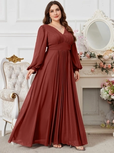 Dettaglio dell'elegante abito in chiffon bordeaux a pieghe con scollo a V e maniche