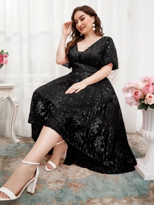 Dettaglio dell'elegante abito nero in tulle con scollo a V e ricami di paillettes raffinati