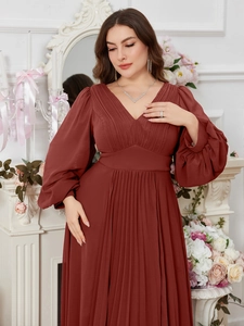 Dettaglio del petto a pieghe e dello scollo a V di questo elegante abito in chiffon bordeaux