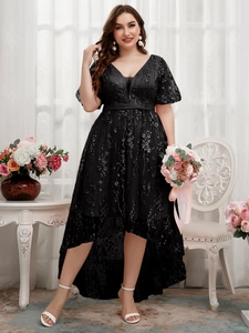 Dettaglio di un elegante abito da sera con scollo a V, ricami floreali argento e paillettes
