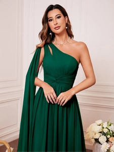 Détail de la robe de soirée asymétrique vert foncé en mousseline avec plis à la taille