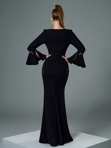 Détail des manches évasées avec broderie de strass argentés sur une robe de soirée noire