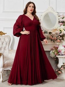 Dettaglio dell'abito da sera plissettato in chiffon bordeaux con scollo a V e maniche