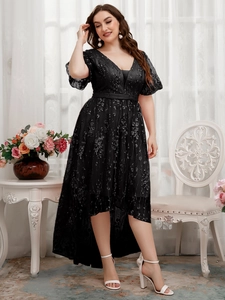 Dettaglio abito nero in mesh con scollo a V con ricamo floreale argento e orlo asimmetrico