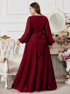 Vista posteriore di un abito da sera in chiffon rosso vino con maniche a lanterna e fiocco