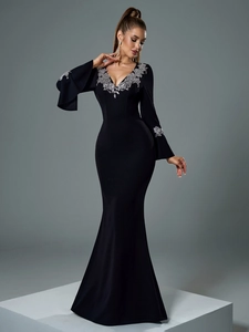 Détails de broderie florale argentée et de sequins sur robe de soirée à manches évasées