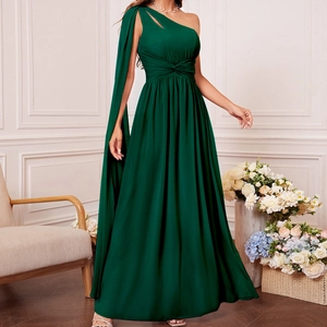 Détail d'une robe de soirée vert foncé à une épaule avec taille plissée et mousseline longue