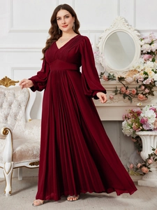 Dettaglio dell'elegante abito in chiffon a pieghe bordeaux con scollo a V e maniche a lanterna
