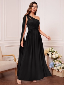 Détail d'une robe de soirée élégante en satin noir avec ruban long et plis à la taille