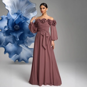 Elegante abito con spalle scoperte e maniche a lanterna rosa cipria con fiori 3D